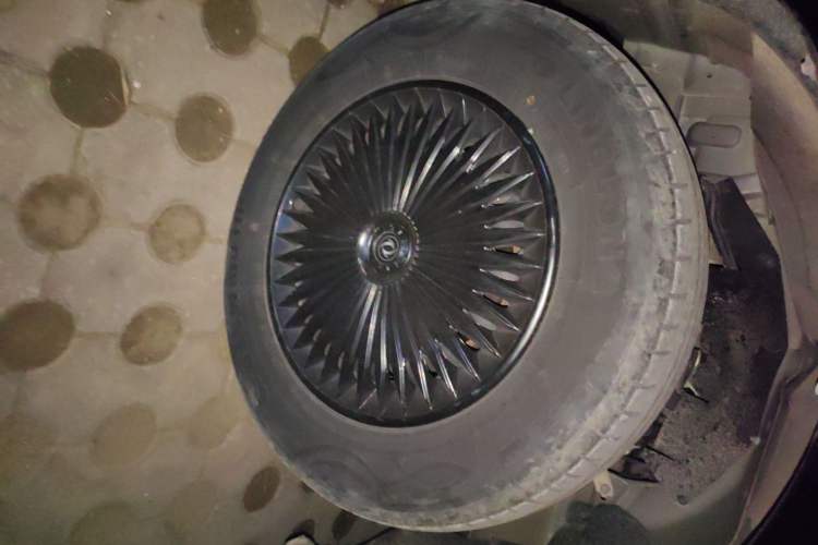 Used FORTHING Lingzhi 2022 Striving Version M5L 1.6L Base Model 7 Seats Right Front Wheel Hub