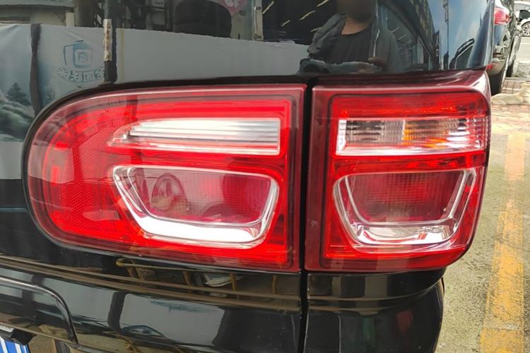Used FORTHING Lingzhi 2022 M5L 1.6L Utility Model 7 Seats Right Rear Taillight