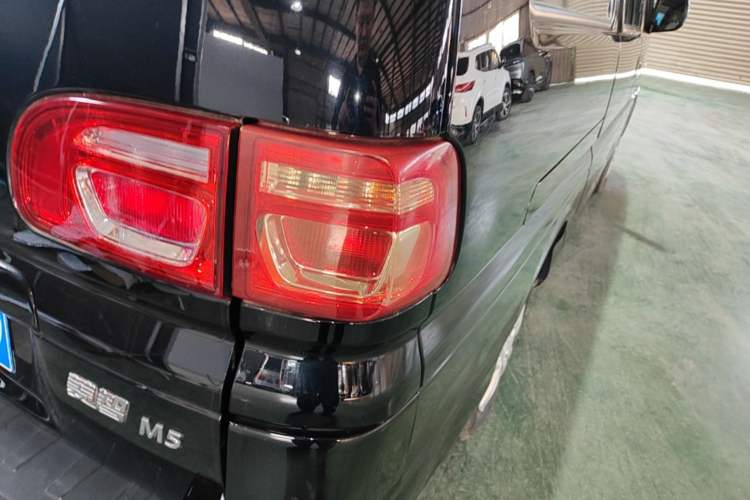 Used FORTHING Lingzhi 2022 M5L 1.6L Utility Model 7 Seats Right Rear Taillight