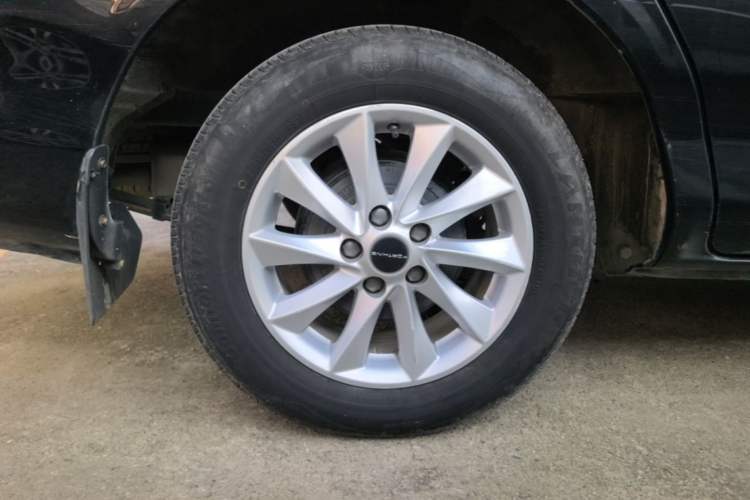 Used FORTHING Lingzhi 2022 Entry-Level M5 1.6L Luxury Version 7 Seats Right Rear Wheel Hub
