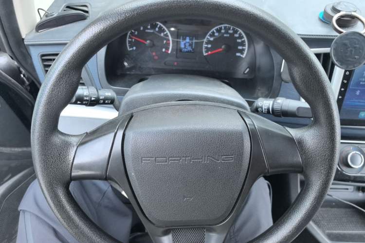 Used FORTHING Lingzhi 2022 M5L 2.0L Utility Model 7 Seats Steering Wheel