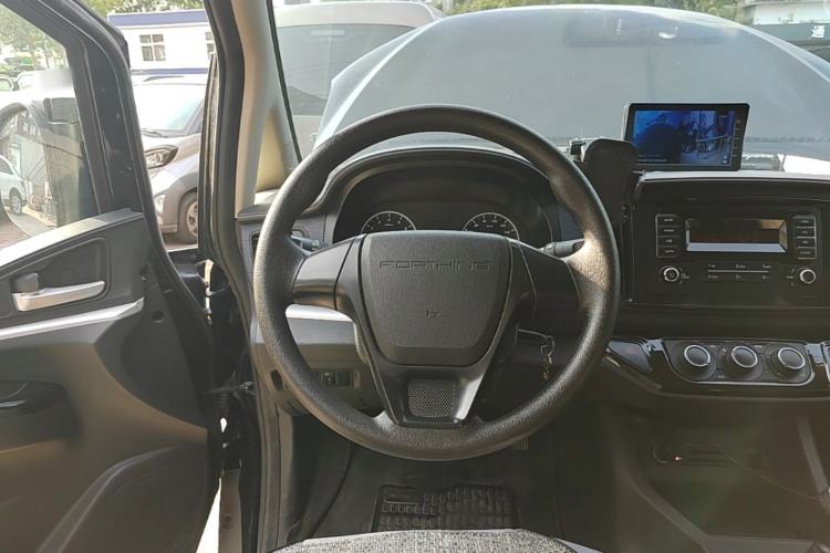 Used FORTHING Lingzhi 2022 M5L 1.6L Utility Model 7 Seats Steering Wheel