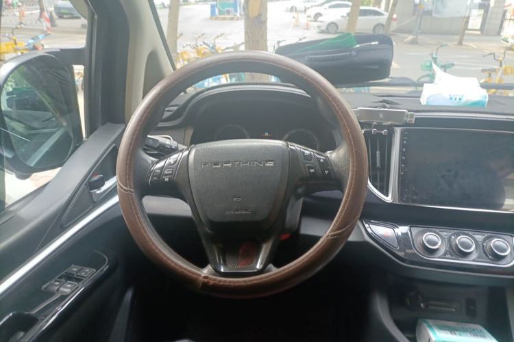 Used FORTHING Lingzhi 2022 Striving Version M5L 2.0L Luxury 7-Seater Steering Wheel