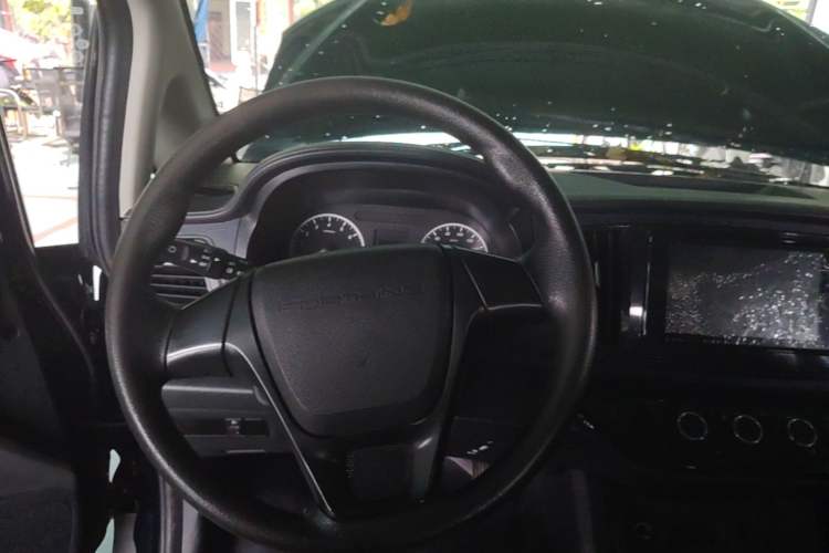 Used FORTHING Lingzhi 2022 Striving Version M5L 1.6L Base Model 7 Seats Steering Wheel