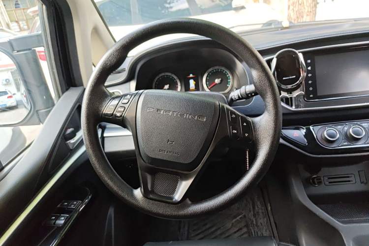 Used FORTHING Lingzhi 2022 Striving Version M5L 1.6L Luxury 7-Seater Steering Wheel