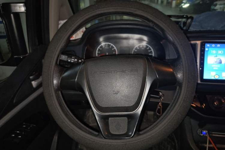Used FORTHING Lingzhi 2022 M5L 1.6L Utility Model 7 Seats Steering Wheel