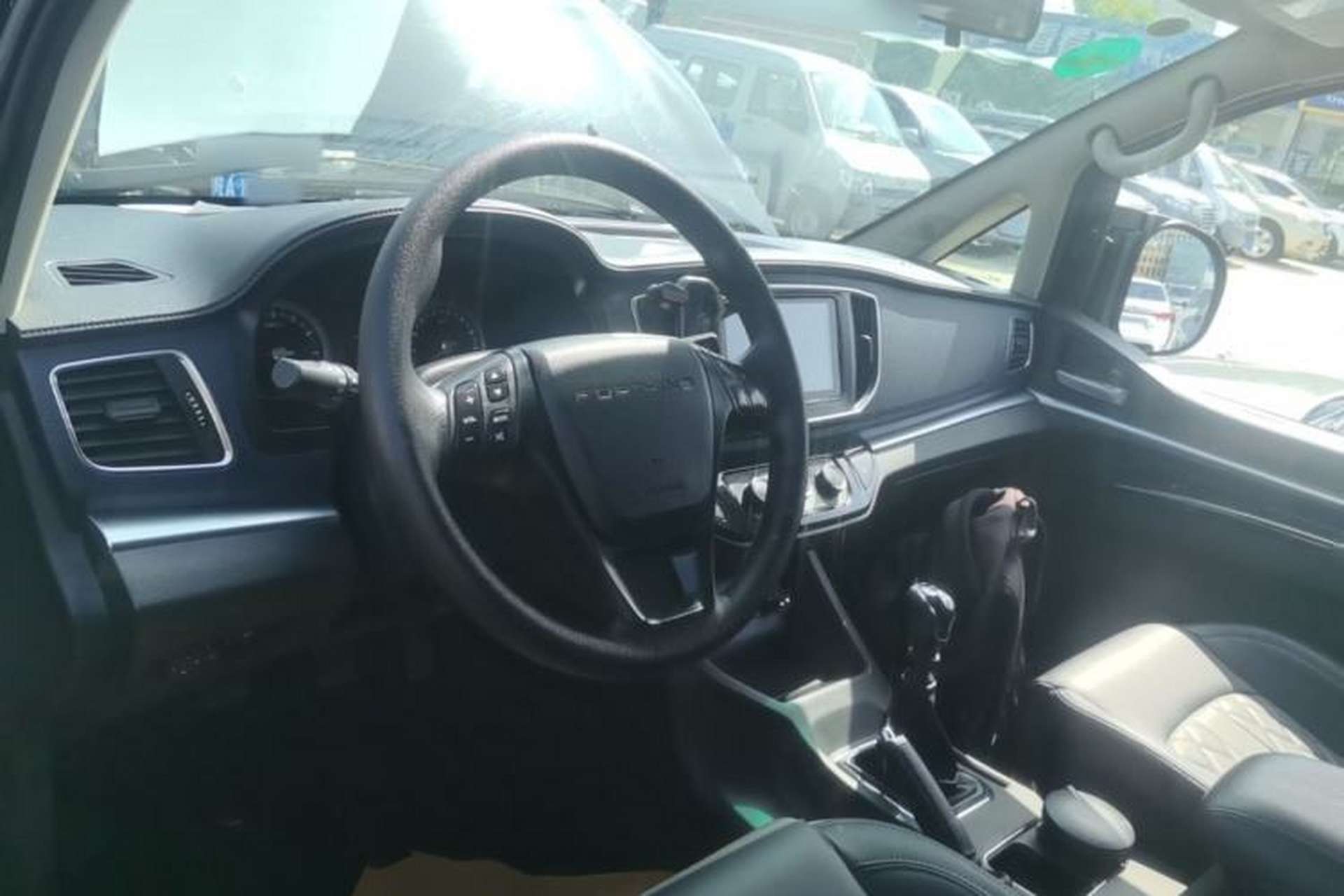 Used FORTHING Lingzhi 2022 Striving Version M5L 2.0L Luxury 7-Seater Steering Wheel