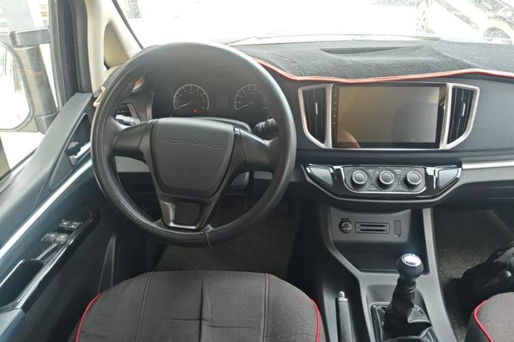 Used FORTHING Lingzhi 2022 M5 1.6L Practical Model 5 Seats Steering Wheel