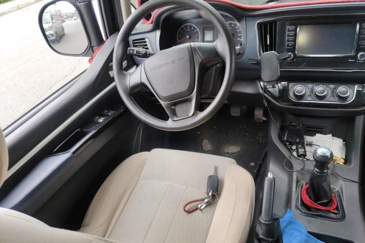 Used FORTHING Lingzhi 2022 M5 1.6L Practical Model 5 Seats Steering Wheel