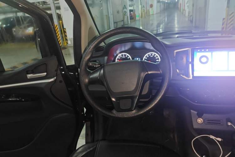 Used FORTHING Lingzhi 2022 M5L 1.6L Utility Model 7 Seats Steering Wheel