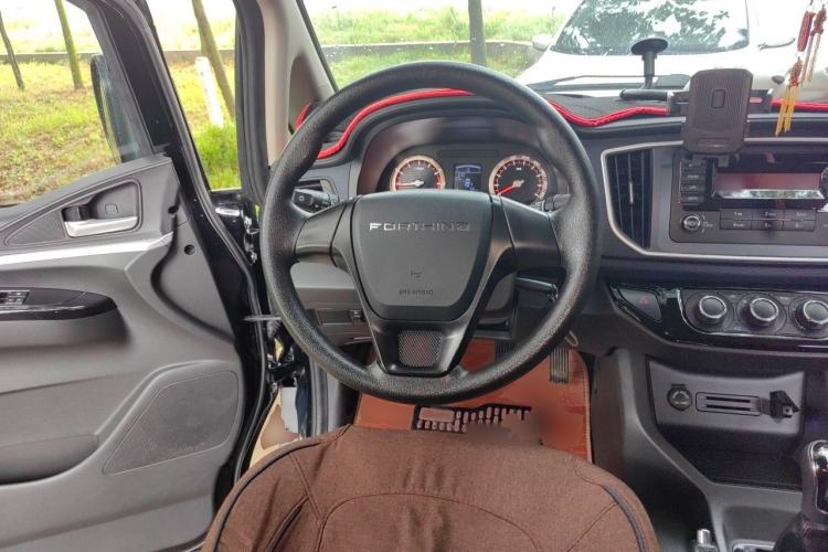 Used FORTHING Lingzhi 2022 Striving Version M5L 1.6L Base Model 9-Seater Steering Wheel