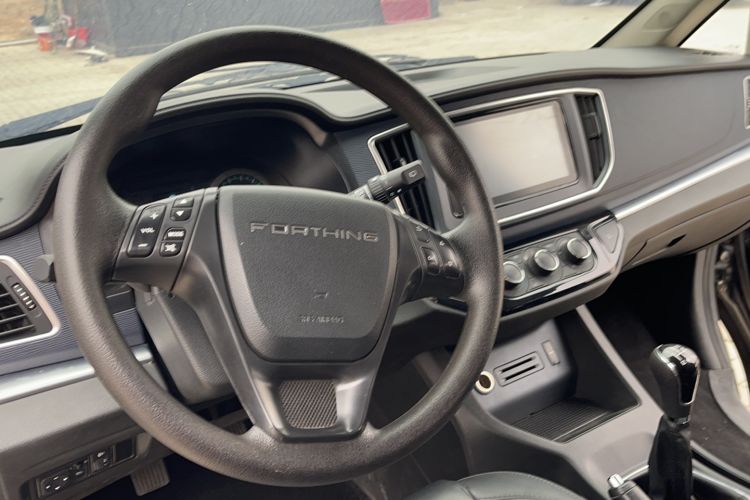 Used FORTHING Lingzhi 2022 Striving Version M5L 1.6L Luxury 7-Seater Steering Wheel
