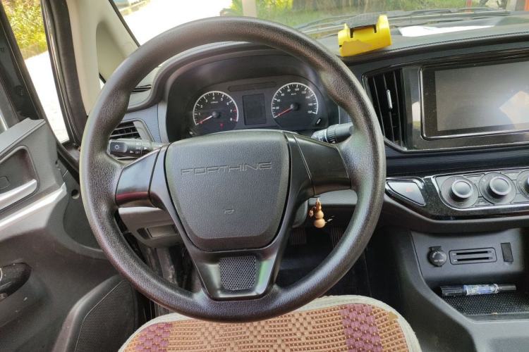 Used FORTHING Lingzhi 2022 Striving Version M5L 1.6L Base Model 7 Seats Steering Wheel
