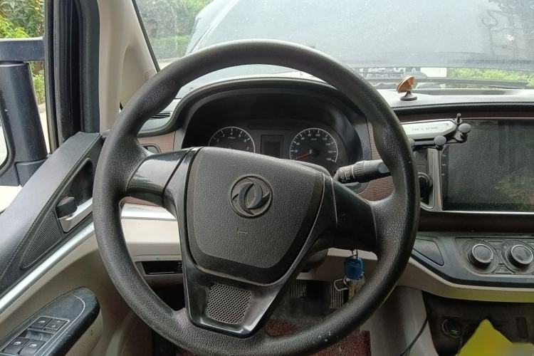 Used FORTHING Lingzhi 2022 M5L 1.6L Utility Model 7 Seats Steering Wheel