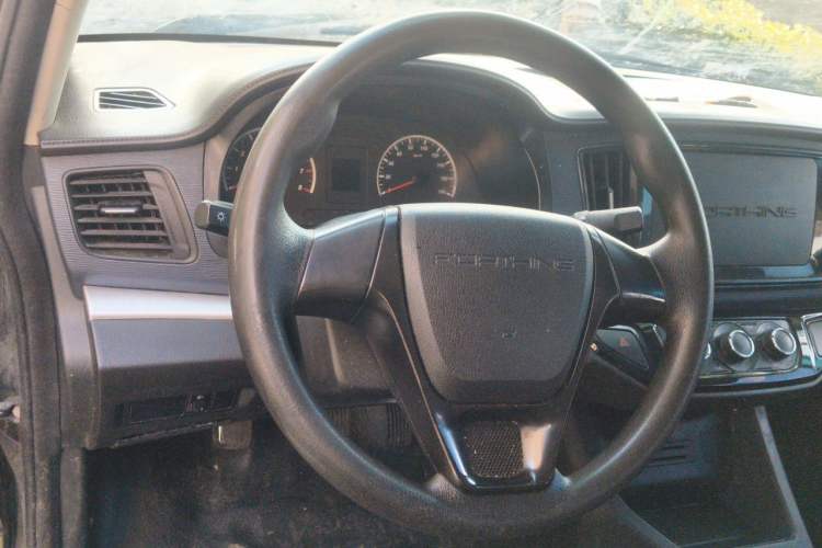 Used FORTHING Lingzhi 2022 M5 1.6L Practical Model 5 Seats Steering Wheel