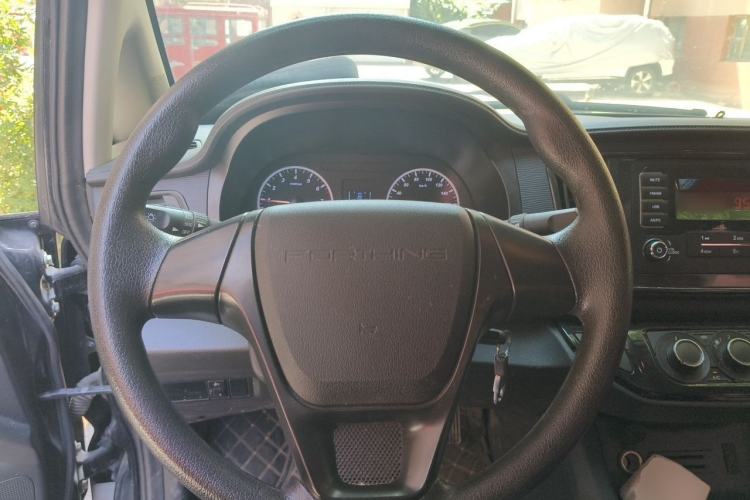 Used FORTHING Lingzhi 2022 M5L 1.6L Utility Model 7 Seats Steering Wheel