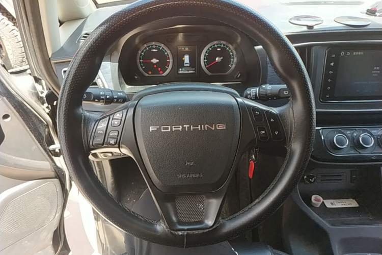 Used FORTHING Lingzhi 2022 Striving Version M5L 1.6L Luxury 7-Seater Steering Wheel
