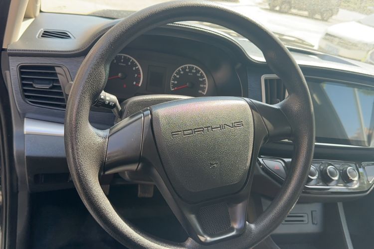Used FORTHING Lingzhi 2022 M5L 1.6L Utility Model 7 Seats Steering Wheel