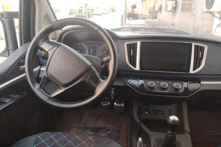 Used FORTHING Lingzhi 2022 M5 1.6L Practical Model 5 Seats Steering Wheel