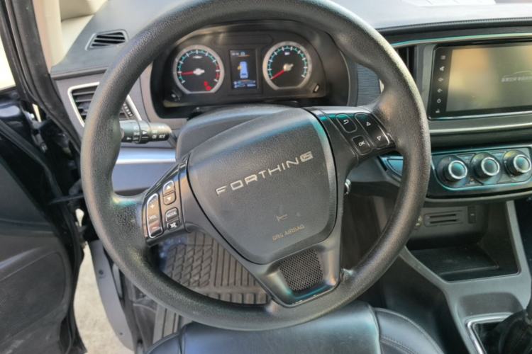 Used FORTHING Lingzhi 2022 Entry-Level M5 1.6L Luxury Version 7 Seats Steering Wheel