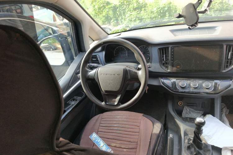 Used FORTHING Lingzhi 2022 M5 1.6L Practical Model 5 Seats Steering Wheel