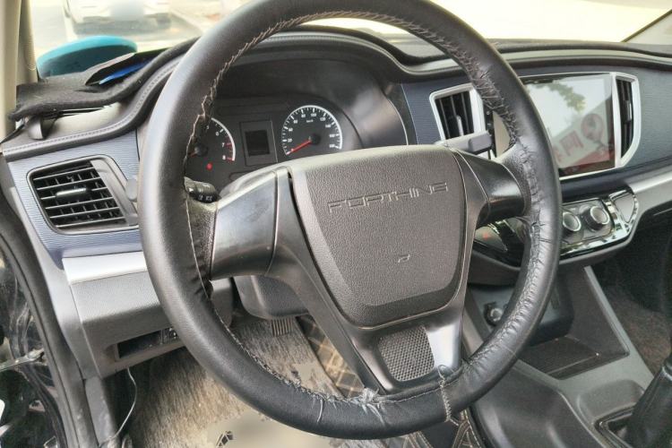 Used FORTHING Lingzhi 2022 M5 1.6L Practical 7-Seater Steering Wheel