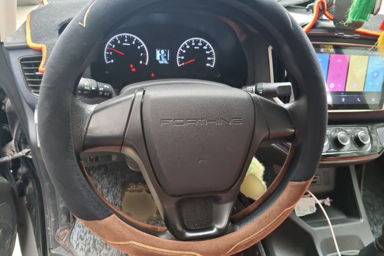 Used FORTHING Lingzhi 2022 M5 1.6L Practical Model 5 Seats Steering Wheel