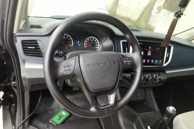 Used FORTHING Lingzhi 2022 M5L 1.6L Utility Model 7 Seats Steering Wheel