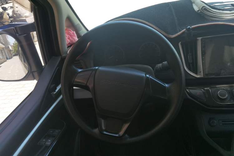 Used FORTHING Lingzhi 2022 M5 1.6L Practical 7-Seater Steering Wheel