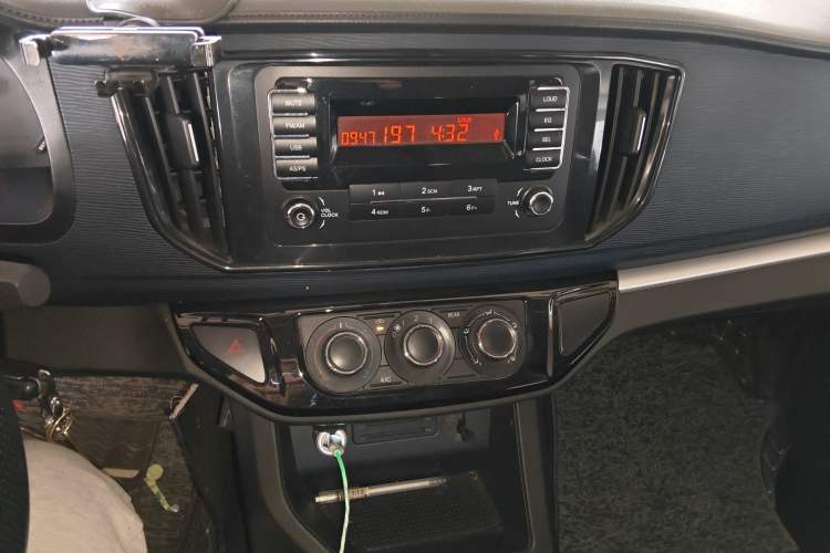 Used FORTHING Lingzhi 2022 M5L 1.6L Utility Model 7 Seats Audio And AC Panel