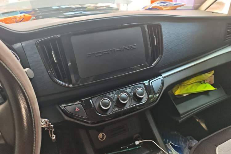Used FORTHING Lingzhi 2022 M5 1.6L Practical Model 5 Seats Audio And AC Panel