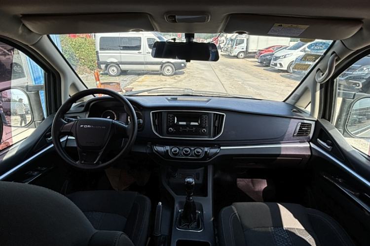Used FORTHING Lingzhi 2022 Striving Version M5L 2.0L Basic Model 9-Seater Interior 1