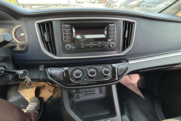 Used FORTHING Lingzhi 2022 Striving Version M5L 2.0L Basic Model 9-Seater Interior 3