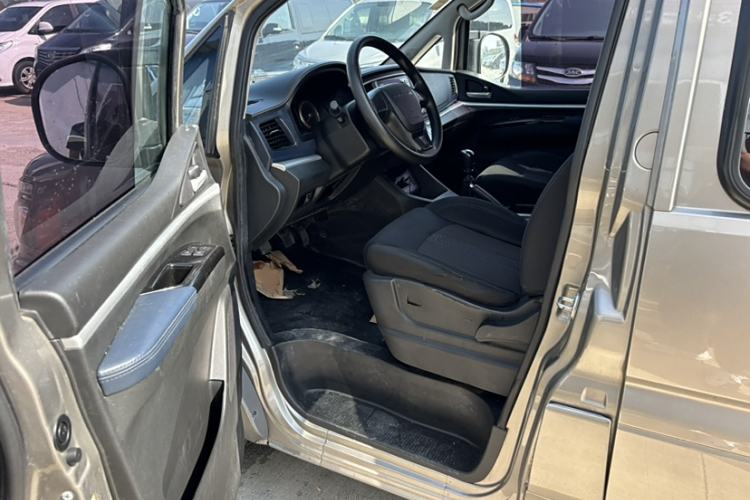 Used FORTHING Lingzhi 2022 Striving Version M5L 2.0L Basic Model 9-Seater Interior 5