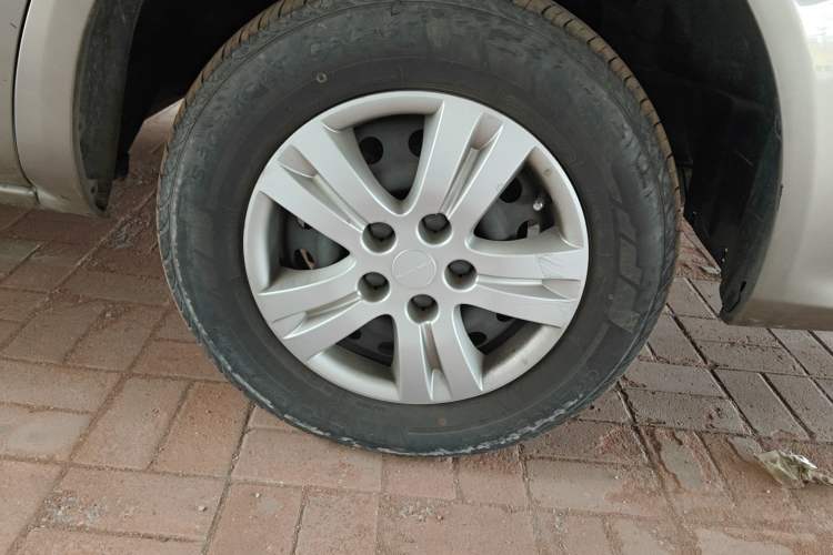 Used FORTHING Lingzhi 2022 M5L 1.6L Utility Model 7 Seats Right Front Wheel Hub