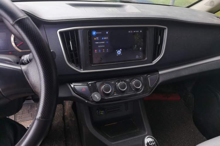 Used FORTHING Lingzhi 2022 Entry-Level M5L 2.0L Basic Version 7 Seats Audio And AC Panel