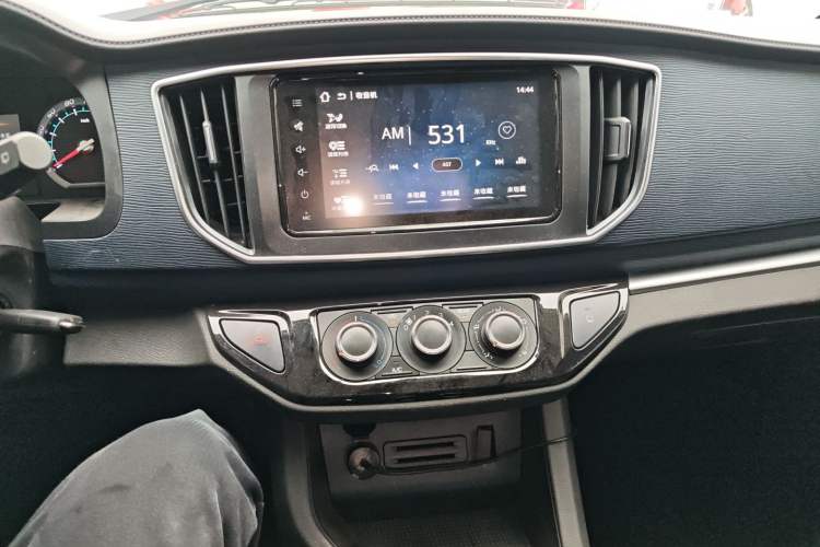 Used FORTHING Lingzhi 2022 Striving Version M5L 1.6L Luxury 7-Seater Audio And AC Panel