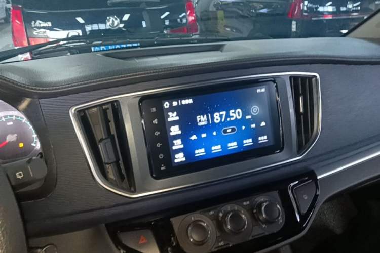 Used FORTHING Lingzhi 2022 Striving Version M5L 1.6L Luxury 7-Seater Audio And AC Panel