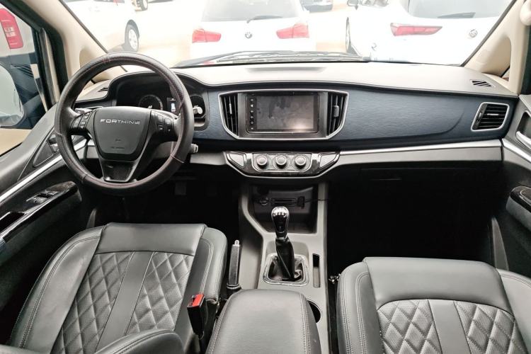 Used FORTHING Lingzhi 2022 Striving Version M5L 1.6L Luxury 7-Seater Center Console