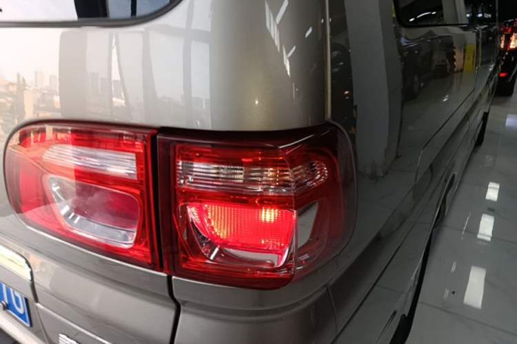 Used FORTHING Lingzhi 2022 Striving Version M5L 1.6L Luxury 7-Seater Exterior 3
