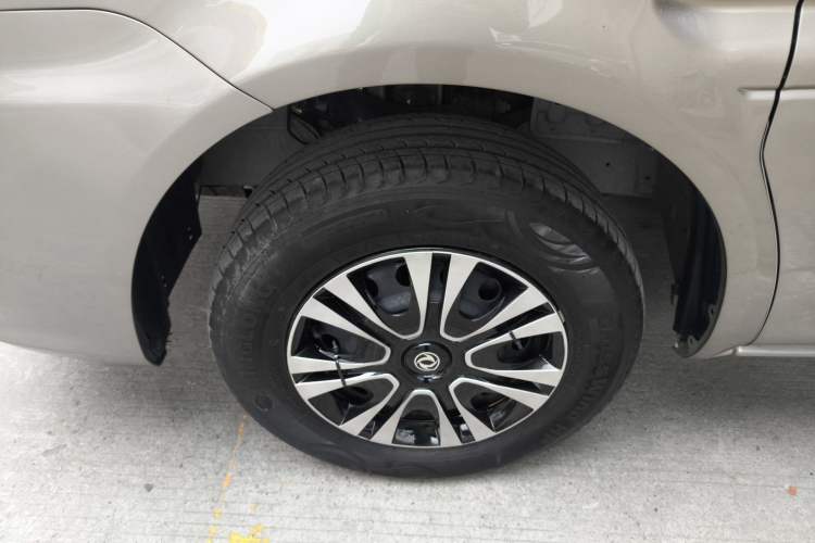 Used FORTHING Lingzhi 2022 M5 1.6L Practical Model 5 Seats Exterior 4