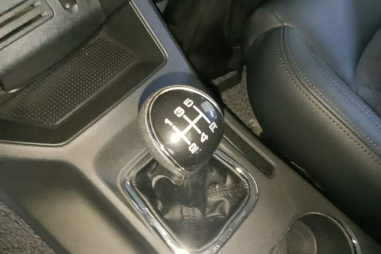Used FORTHING Lingzhi 2022 Striving Version M5L 1.6L Luxury 7-Seater Gear Lever