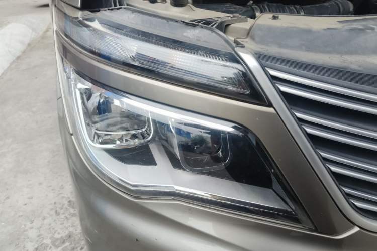 Used FORTHING Lingzhi 2022 M5L 1.6L Utility Model 7 Seats Right Front Headlight