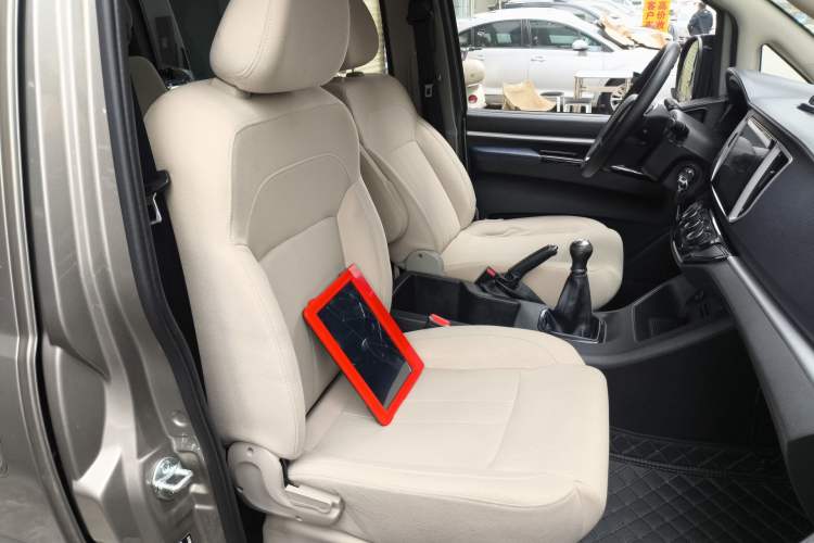 Used FORTHING Lingzhi 2022 M5 1.6L Practical Model 5 Seats Right Front Seat