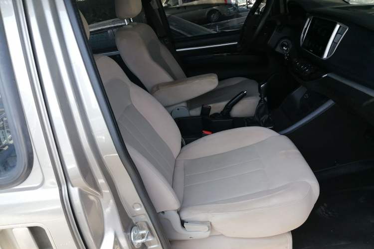 Used FORTHING Lingzhi 2022 M5L 2.0L Utility Model 7 Seats Right Front Seat