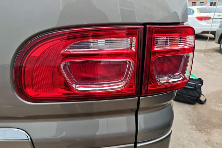 Used FORTHING Lingzhi 2022 Striving Version M5L 1.6L Luxury 7-Seater Right Rear Taillight