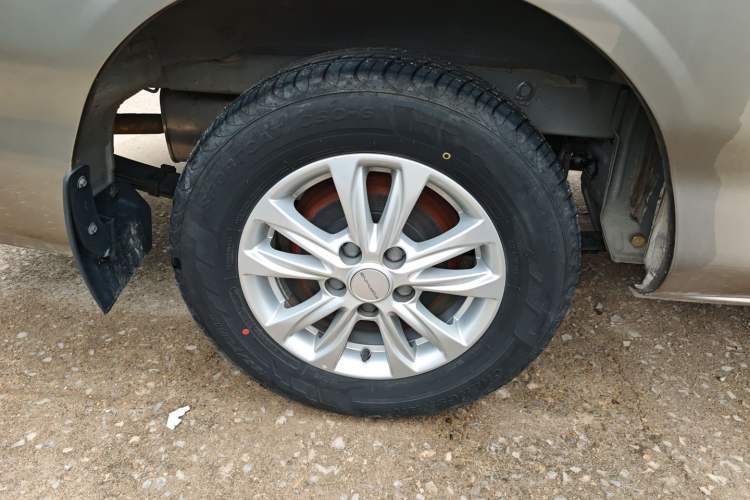 Used FORTHING Lingzhi 2022 Striving Version M5L 1.6L Luxury 7-Seater Right Rear Wheel Hub