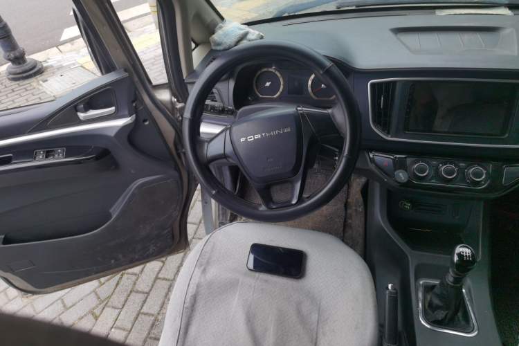 Used FORTHING Lingzhi 2022 Entry-Level M5L 2.0L Basic Version 7 Seats Steering Wheel