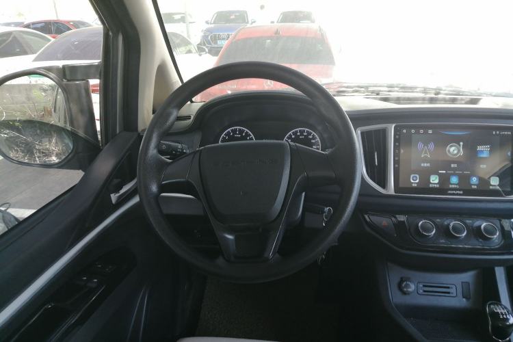 Used FORTHING Lingzhi 2022 M5L 2.0L Utility Model 7 Seats Steering Wheel