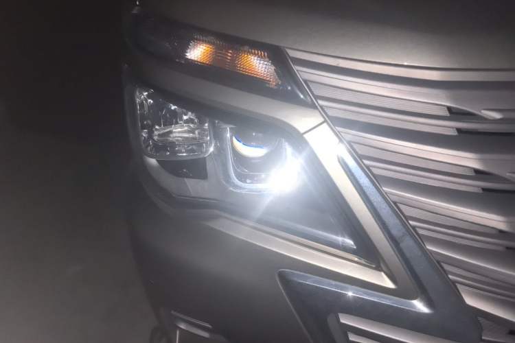 Used FORTHING Lingzhi 2022 Striving Version M5L 2.0L Luxury 7-Seater Right Front Headlight
